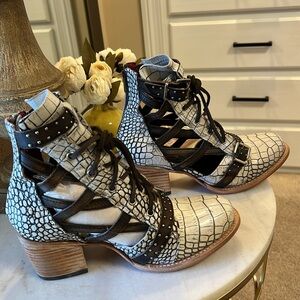 Women’s Freebird, Cheyenne, Size 9, White Croco Multi, Never worn.